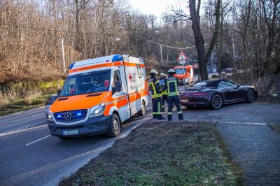 Stuttgart-Sued: PKW kommt von Strasse ab und stuerzt Boeschung hinunter